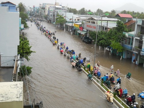 Heavily rains on November 1, inundating some roads in Nha Trang City. (Photo:Tuoi Tre) Heavily rains on November 1, inundating some roads in Nha Trang City. (Photo:Tuoi Tre)